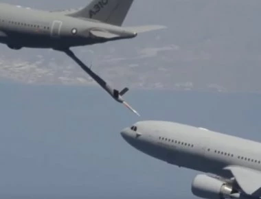 Μοναδικές εικόνες από τον πρώτο αυτόματο ανεφοδιασμό αεροσκάφους (βιντεο)